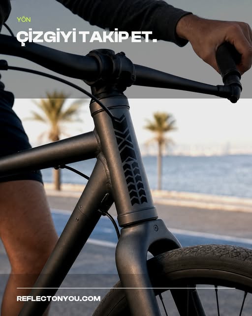Bisiklet kadrosuna uygulanmış Yön reflektif sticker seti
